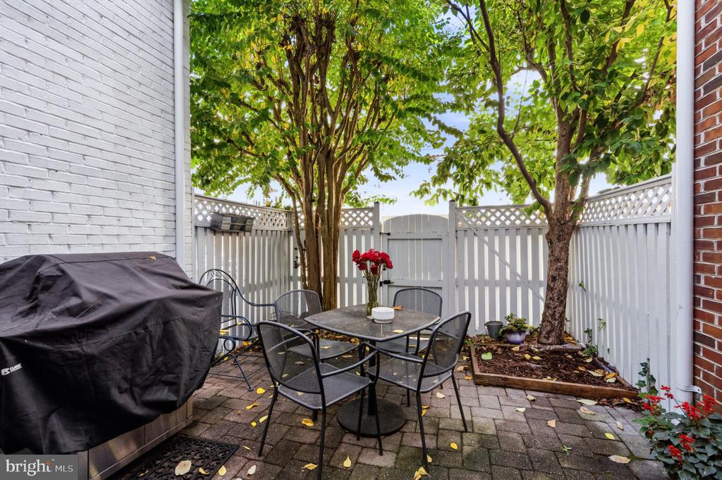 302 S FAYETTE STREET S