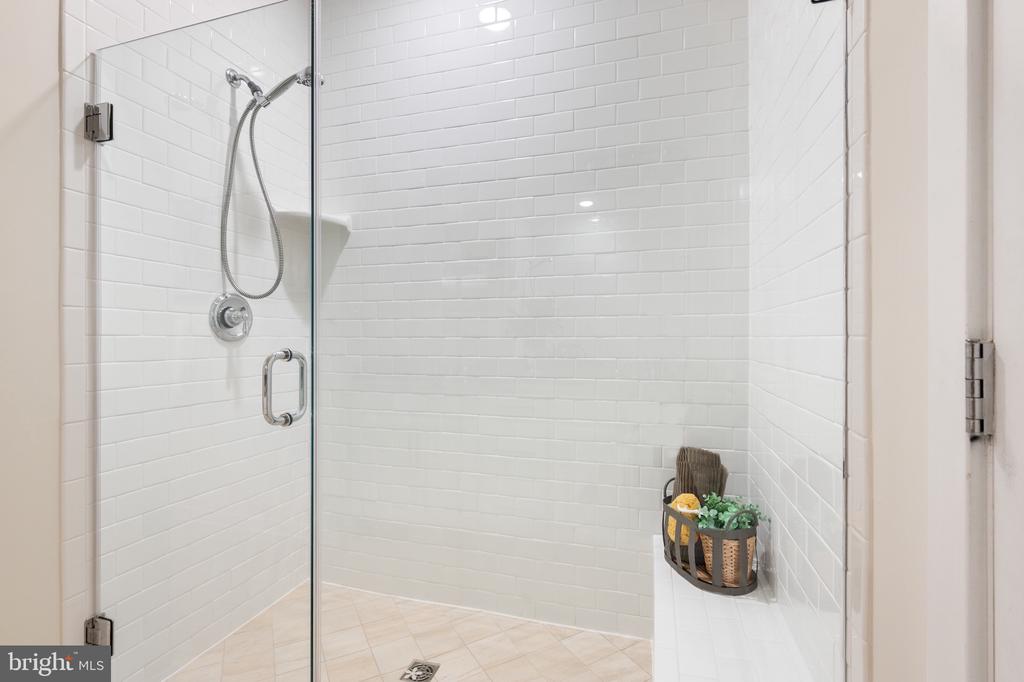 3985 NORTON PLACE 208