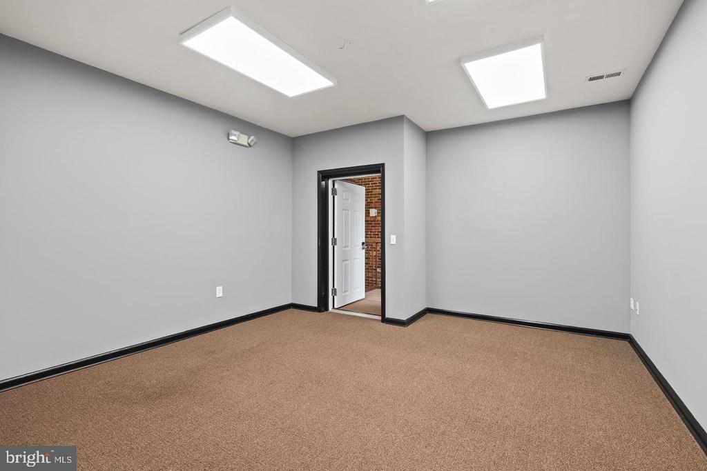 578 WATERLOO ROAD Unit: 1B