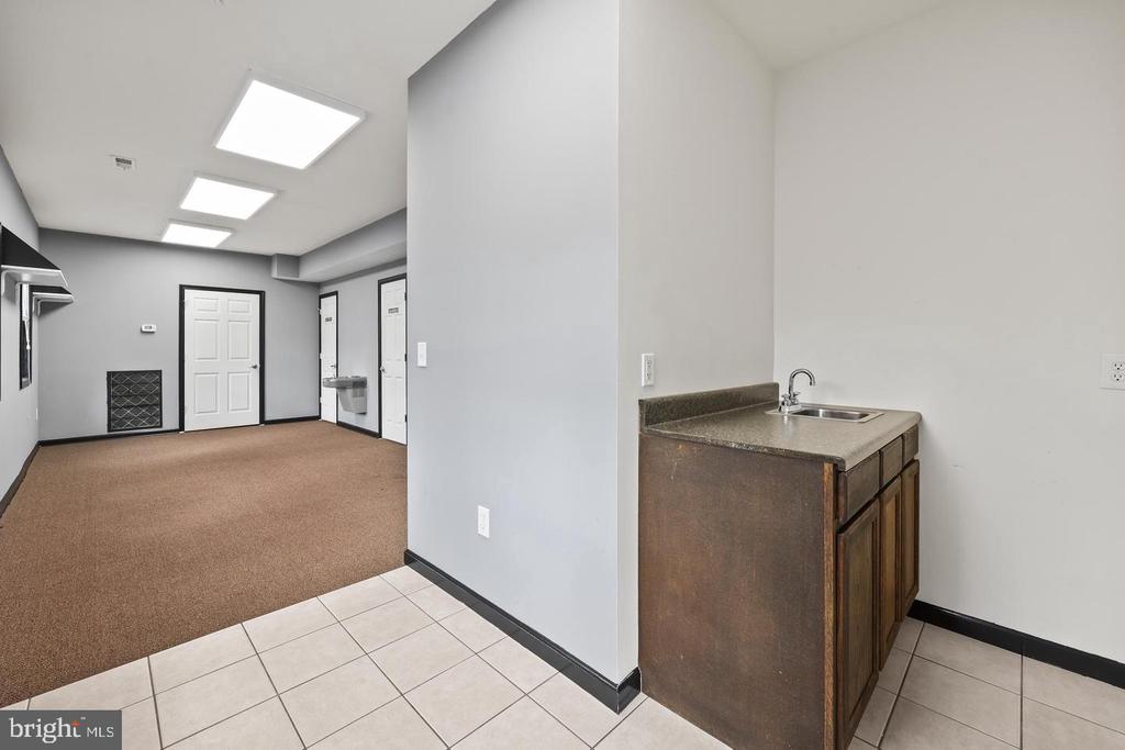 578 WATERLOO ROAD Unit: 1B