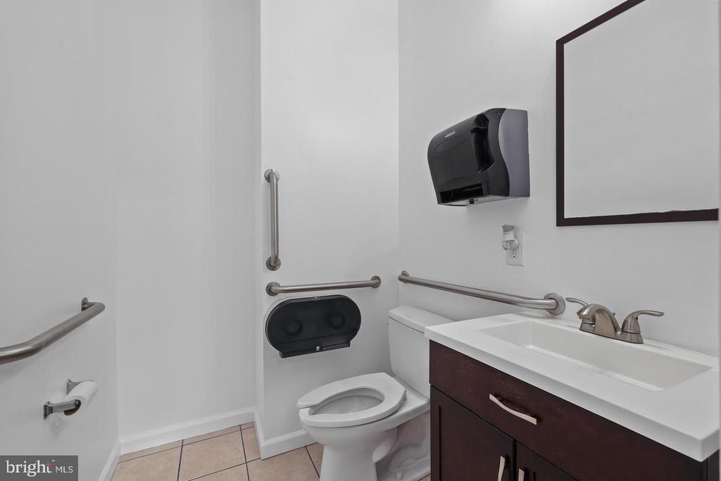 578 WATERLOO ROAD Unit: 1B