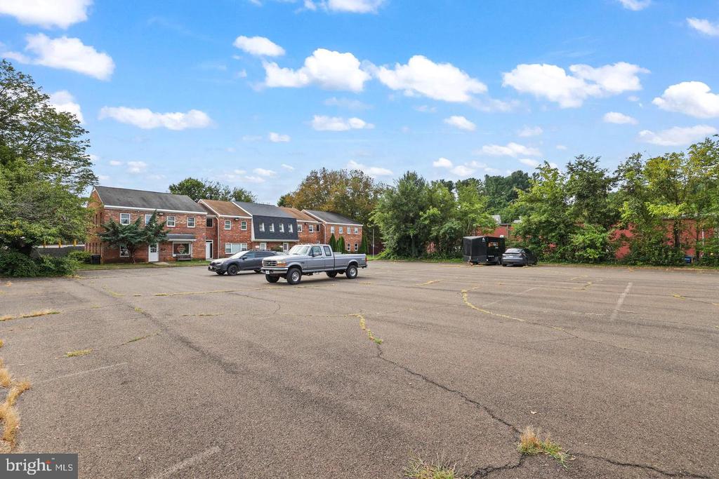 578 WATERLOO ROAD Unit: 1B