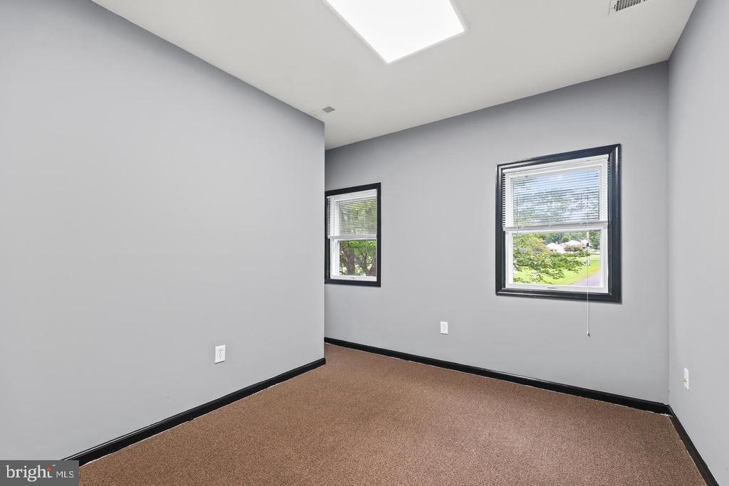 578 WATERLOO ROAD Unit: 1B
