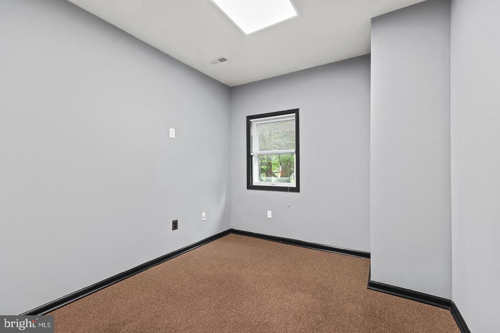 578 WATERLOO ROAD Unit: 1B