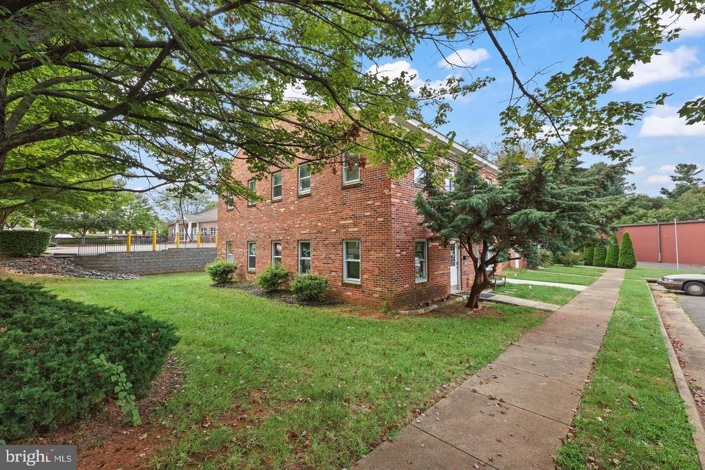 578 WATERLOO ROAD Unit: 1B