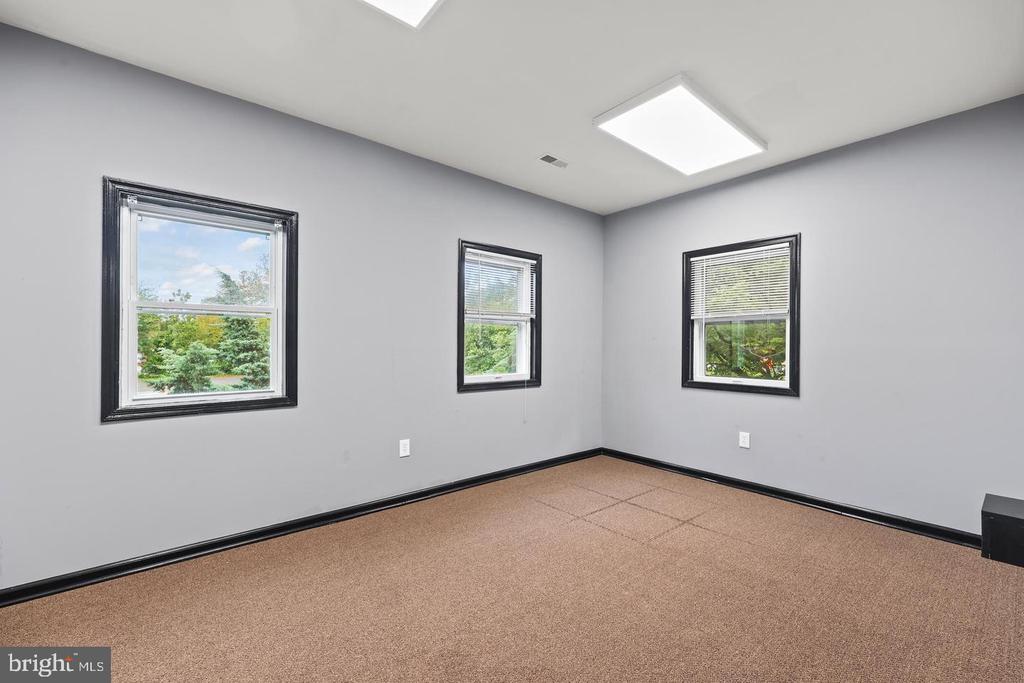 578 WATERLOO ROAD Unit: 1B