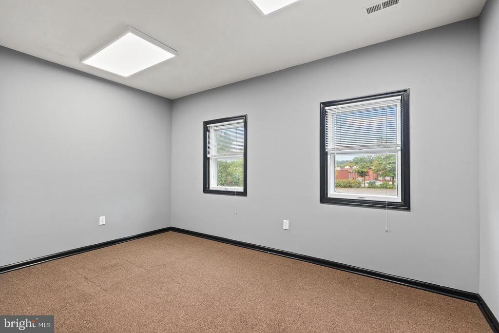 578 WATERLOO ROAD Unit: 1B