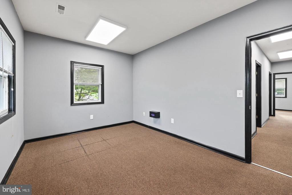 578 WATERLOO ROAD Unit: 1B