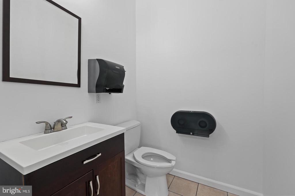 578 WATERLOO ROAD Unit: 1B