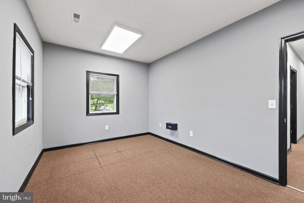 578 WATERLOO ROAD Unit: 1B