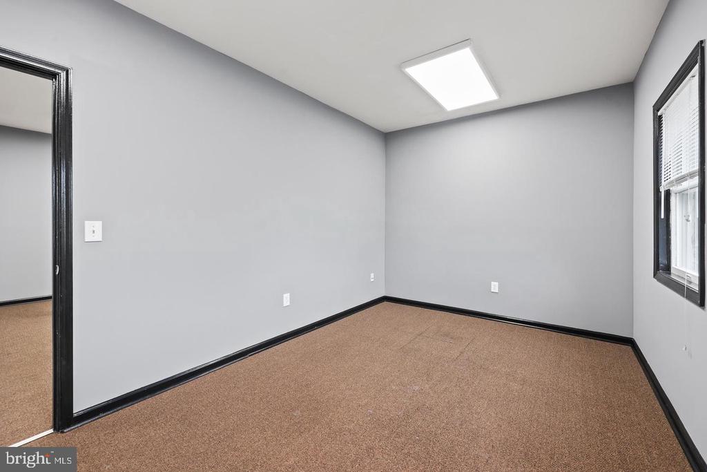 578 WATERLOO ROAD Unit: 1B