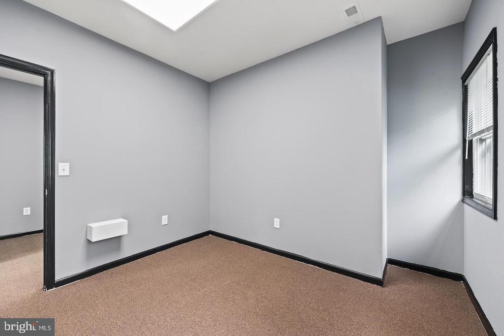 578 WATERLOO ROAD Unit: 1B