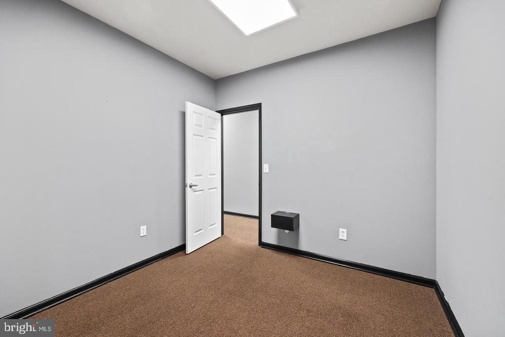 578 WATERLOO ROAD Unit: 1B