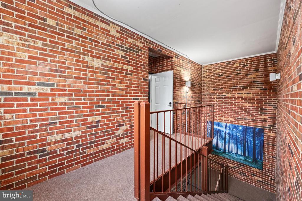 578 WATERLOO ROAD Unit: 1B