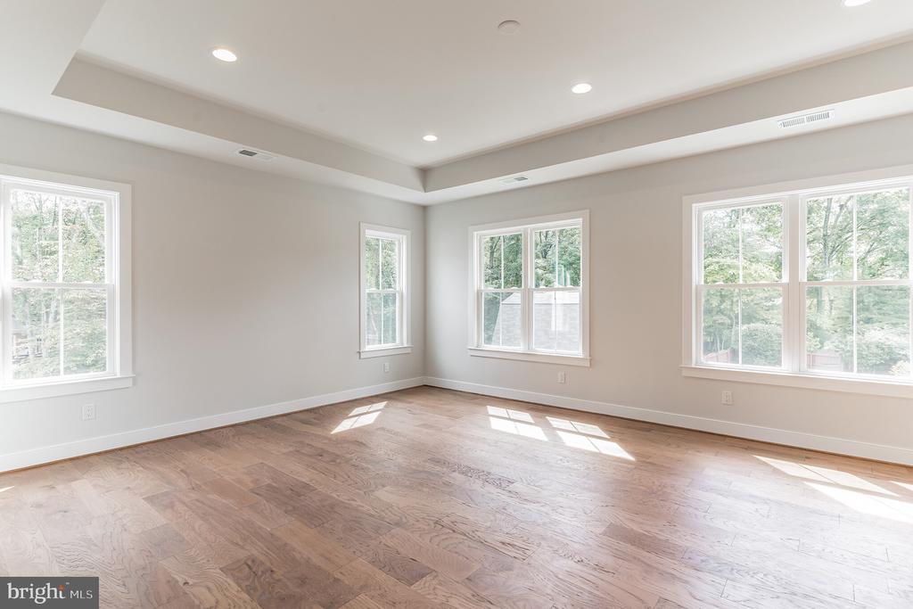 3609 SURREY DRIVE