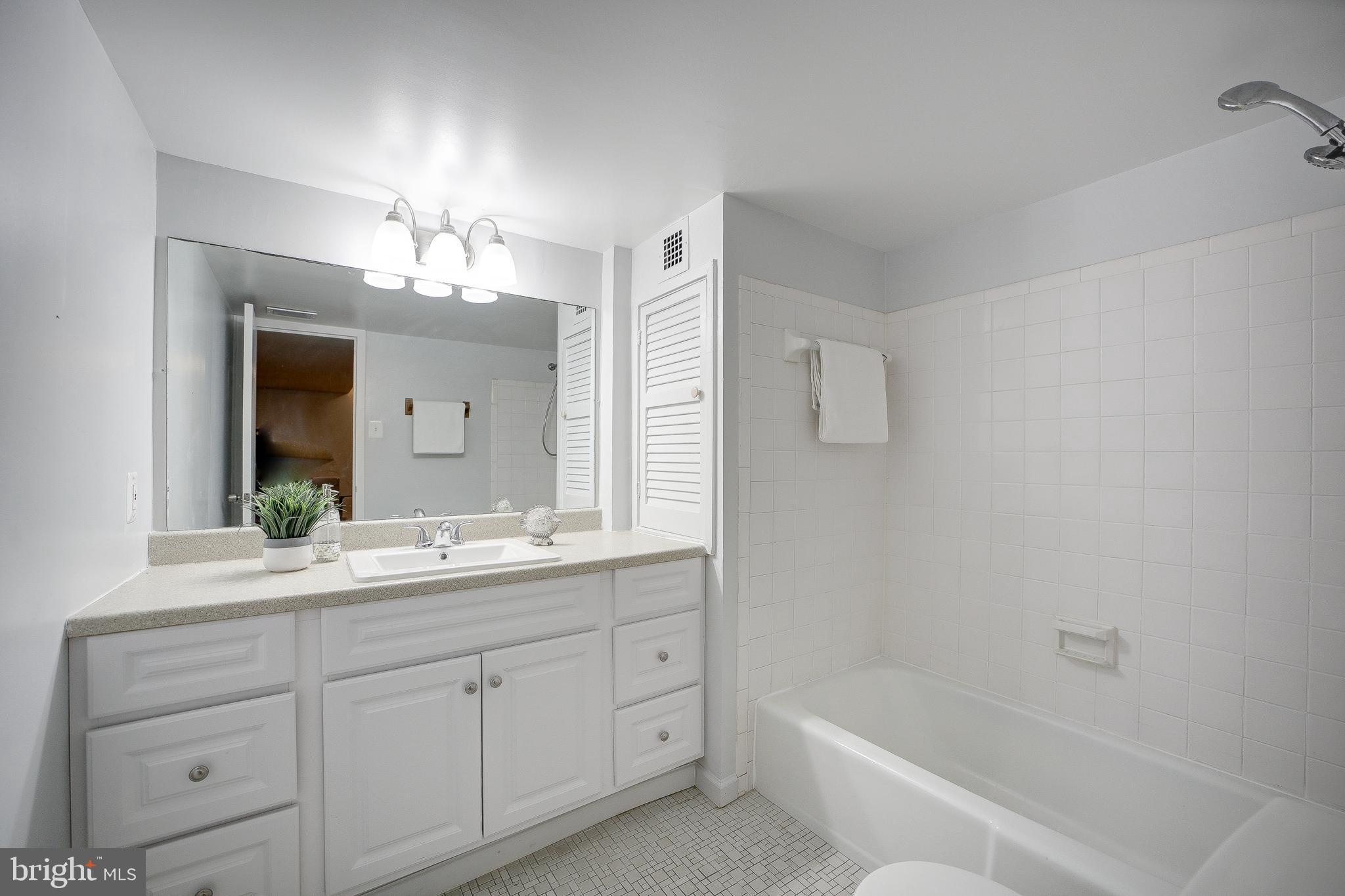 2525 HUNTINGTON AVENUE 18