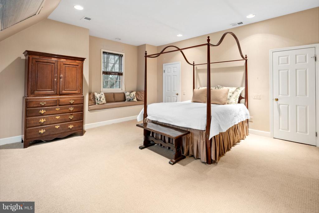 9394 MOUNT VERNON CIRCLE