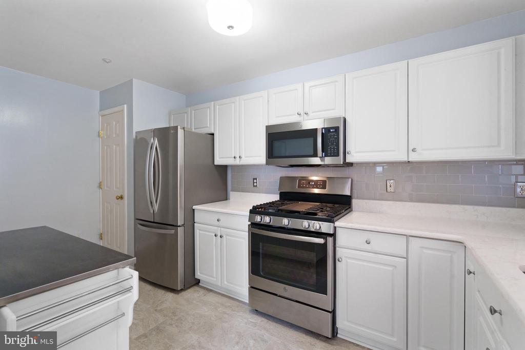 6607 THACKWELL WAY 2203