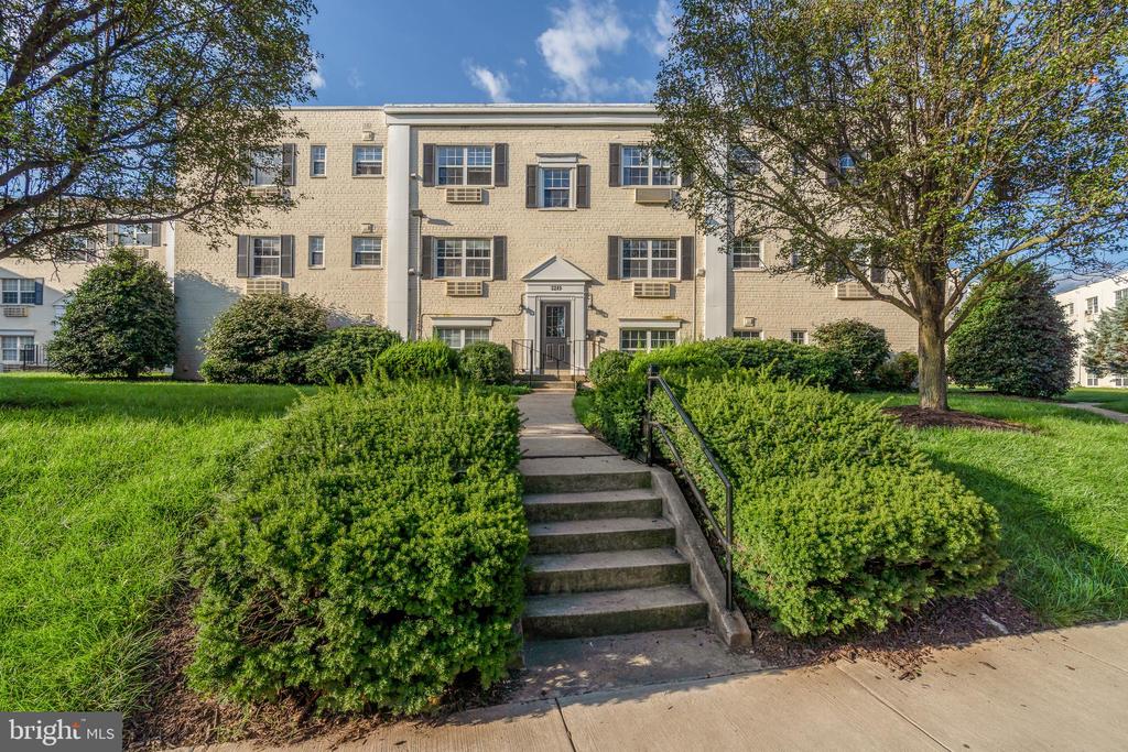 2241 FARRINGTON AVENUE 304