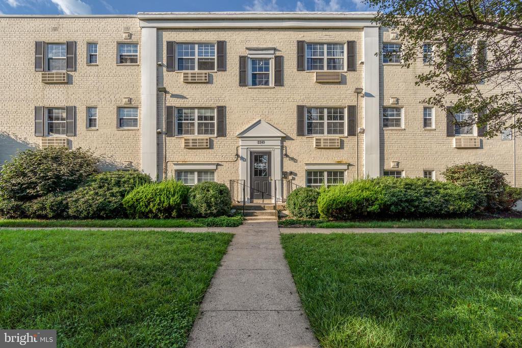 2241 FARRINGTON AVENUE 304
