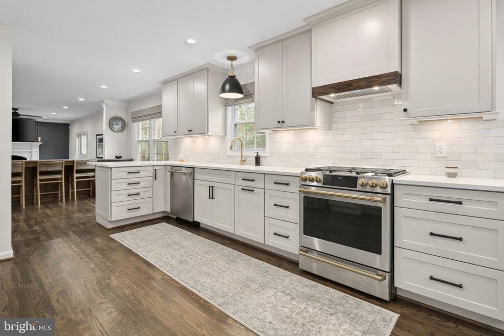 3702 CARRIAGE HOUSE COURT