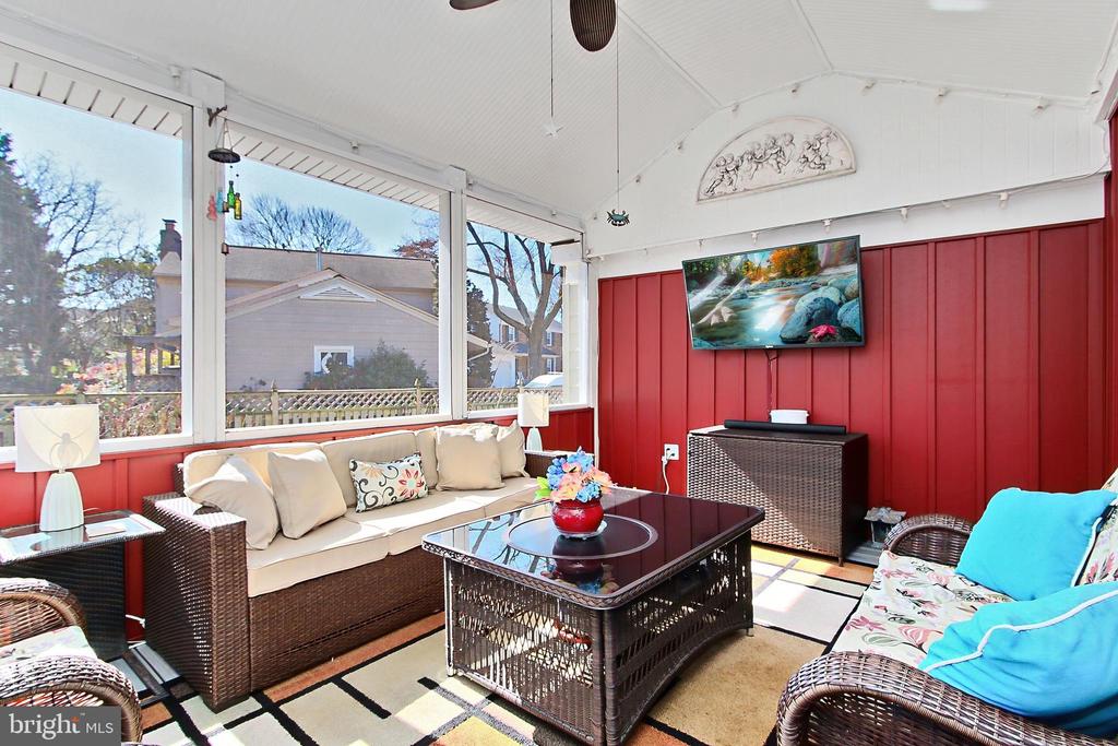 6115 LYNLEY TERRACE