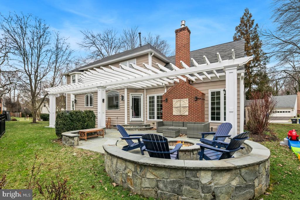 2219 LAKESHIRE DRIVE