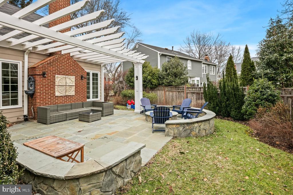 2219 LAKESHIRE DRIVE