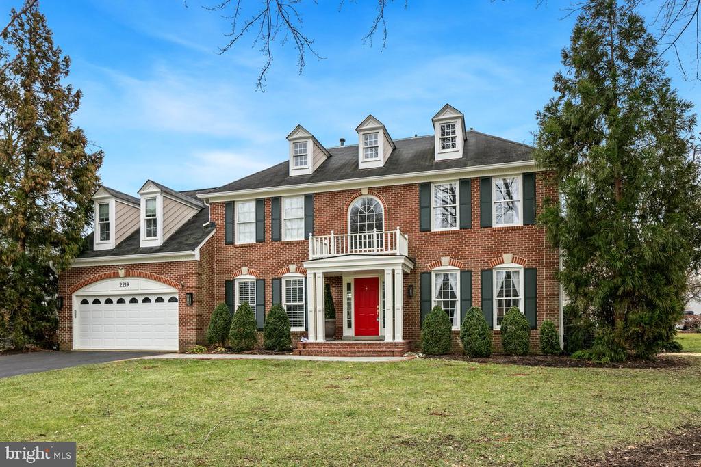 2219 LAKESHIRE DRIVE
