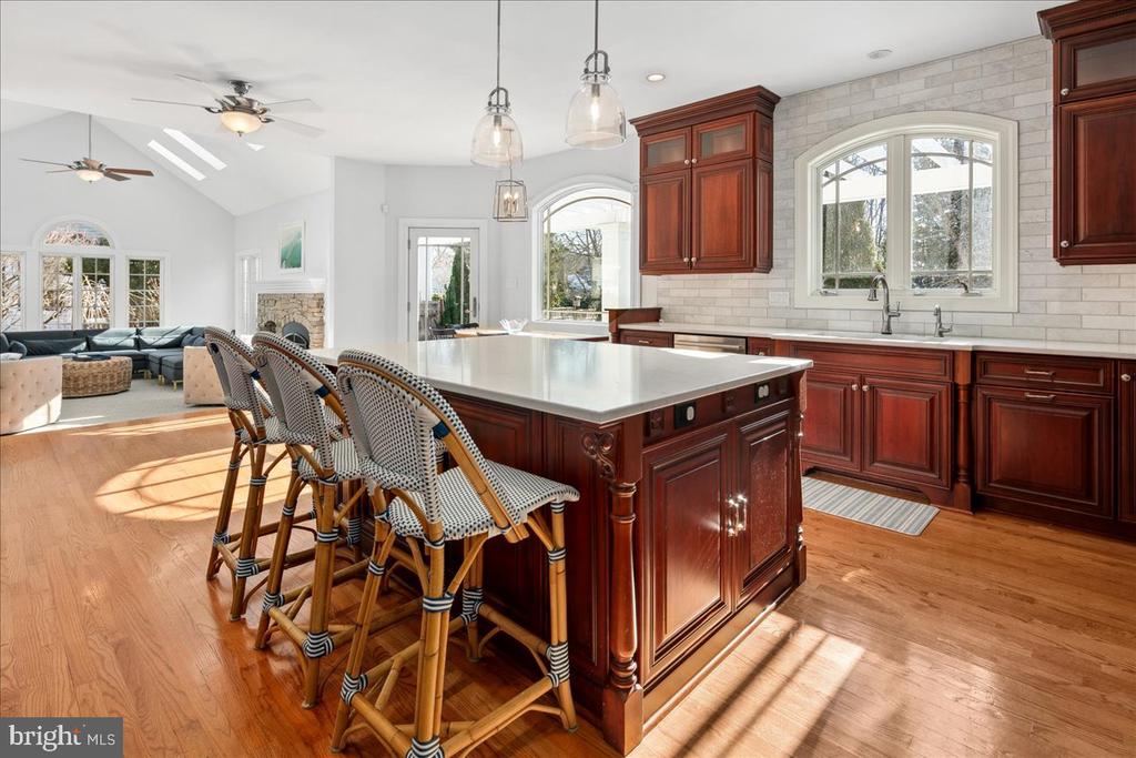 2219 LAKESHIRE DRIVE