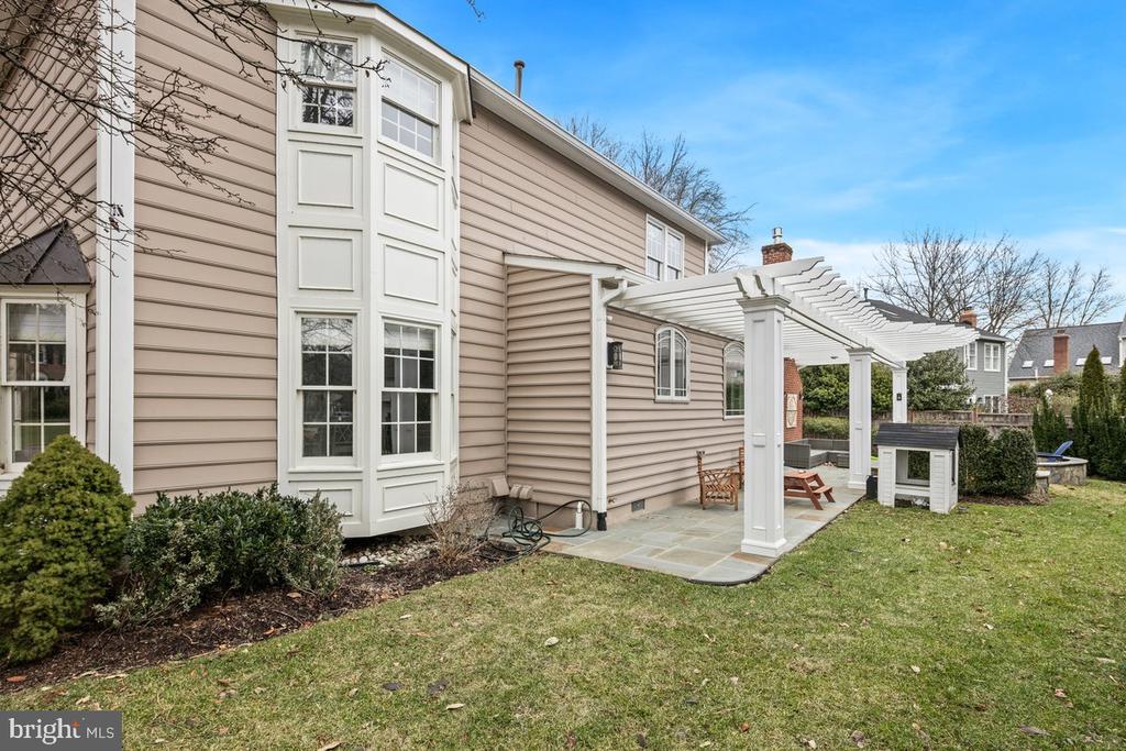 2219 LAKESHIRE DRIVE