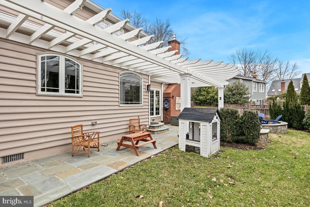 2219 LAKESHIRE DRIVE