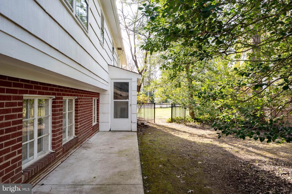 9232 FOREST HAVEN DRIVE