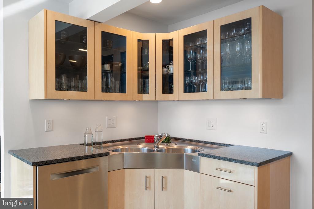 2114 WHITEOAKS DRIVE