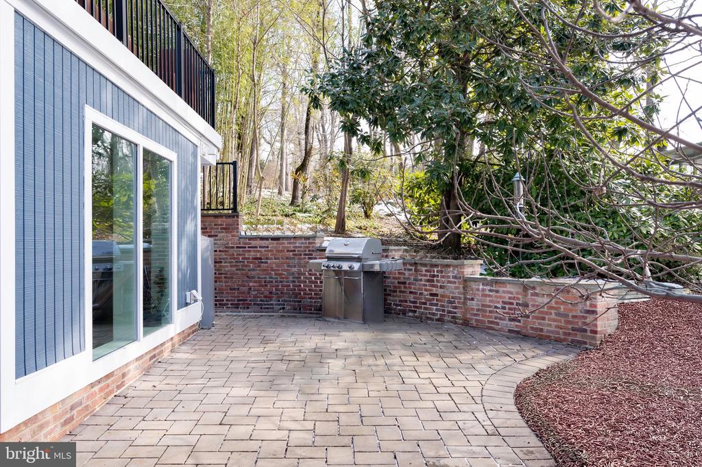 2114 WHITEOAKS DRIVE