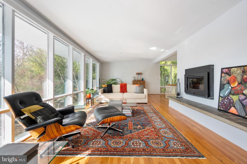 2114 WHITEOAKS DRIVE