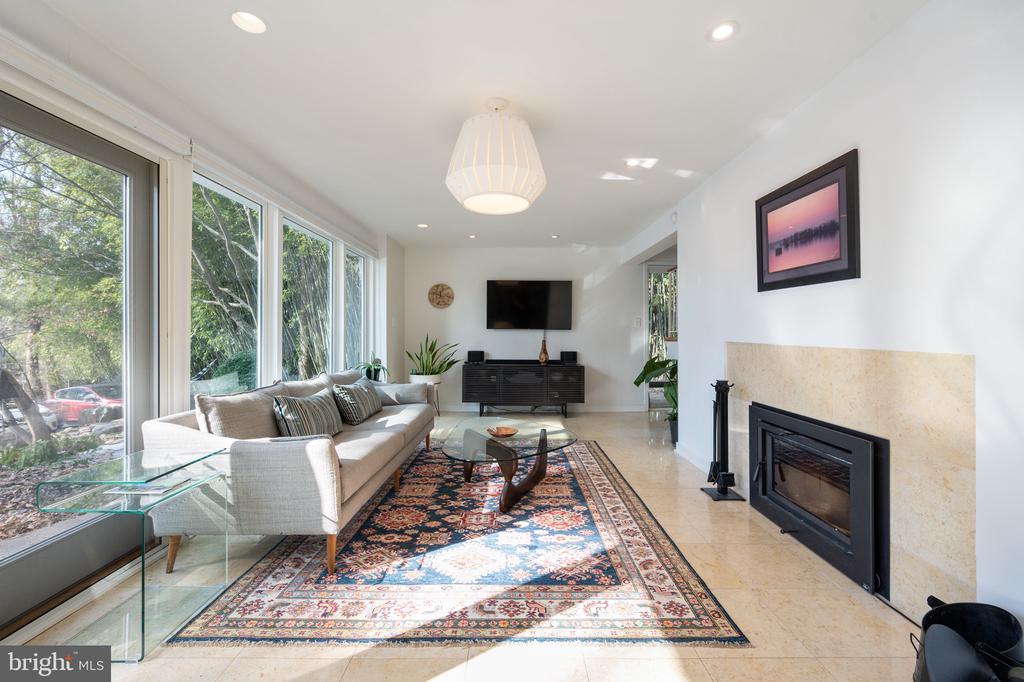 2114 WHITEOAKS DRIVE