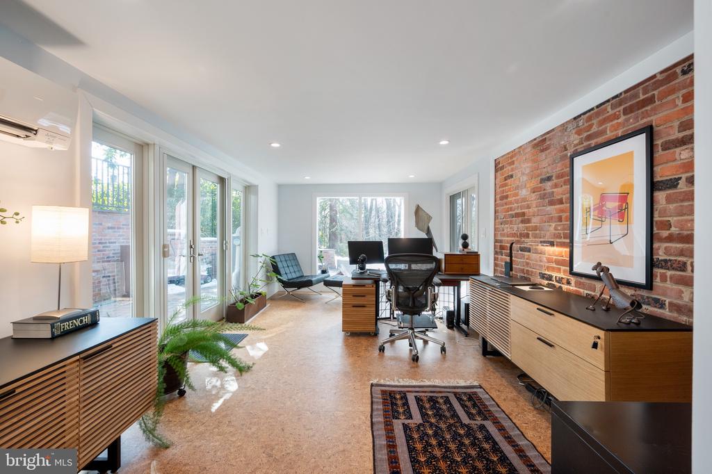 2114 WHITEOAKS DRIVE