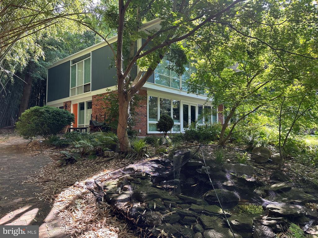 2114 WHITEOAKS DRIVE