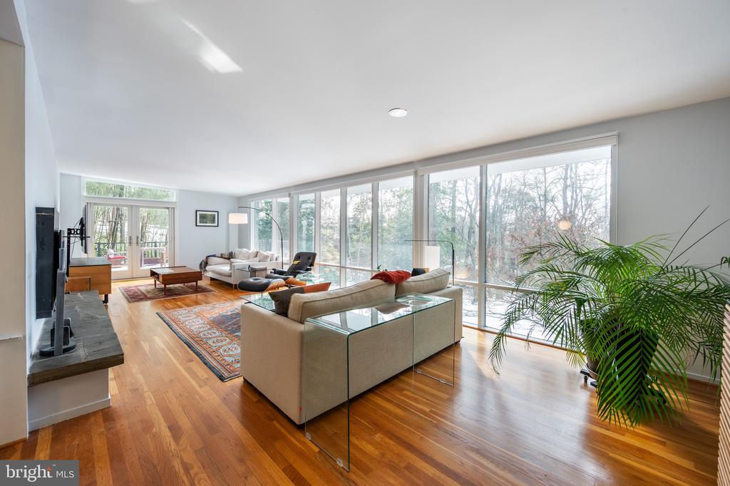 2114 WHITEOAKS DRIVE