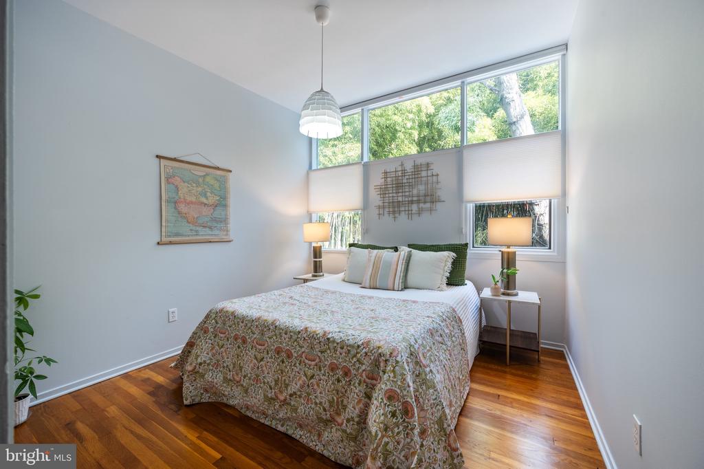2114 WHITEOAKS DRIVE
