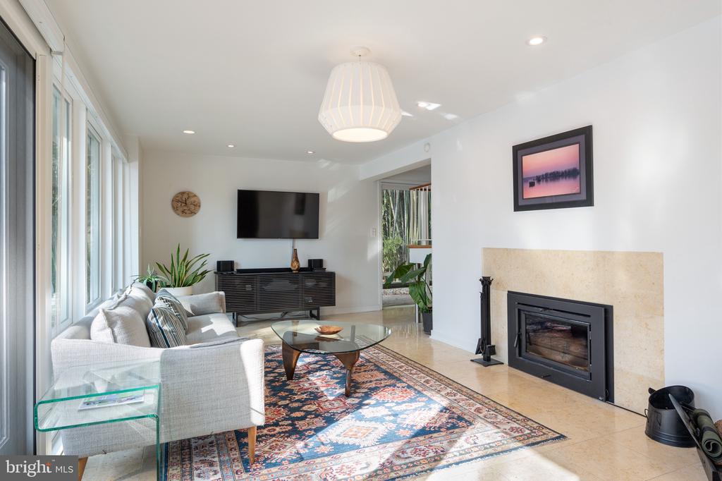 2114 WHITEOAKS DRIVE