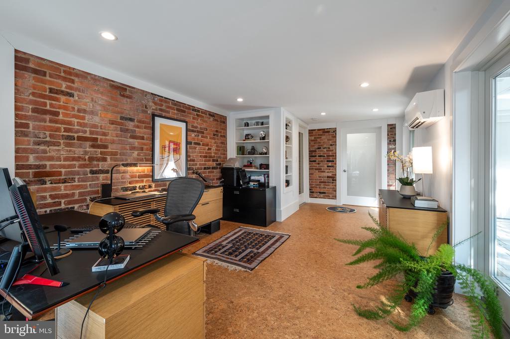 2114 WHITEOAKS DRIVE