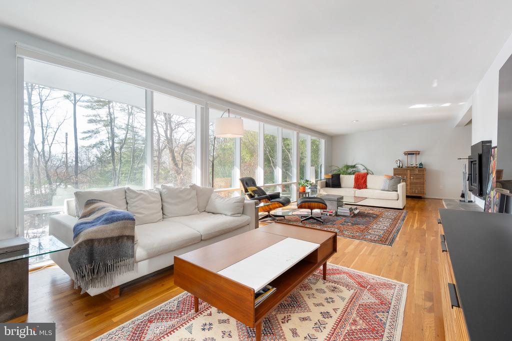 2114 WHITEOAKS DRIVE