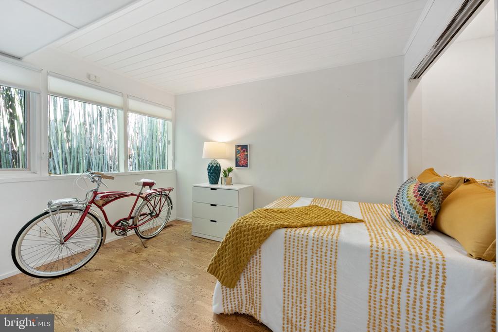 2114 WHITEOAKS DRIVE