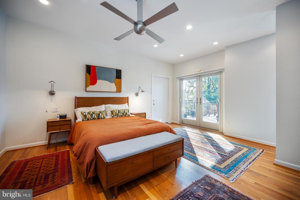2114 WHITEOAKS DRIVE