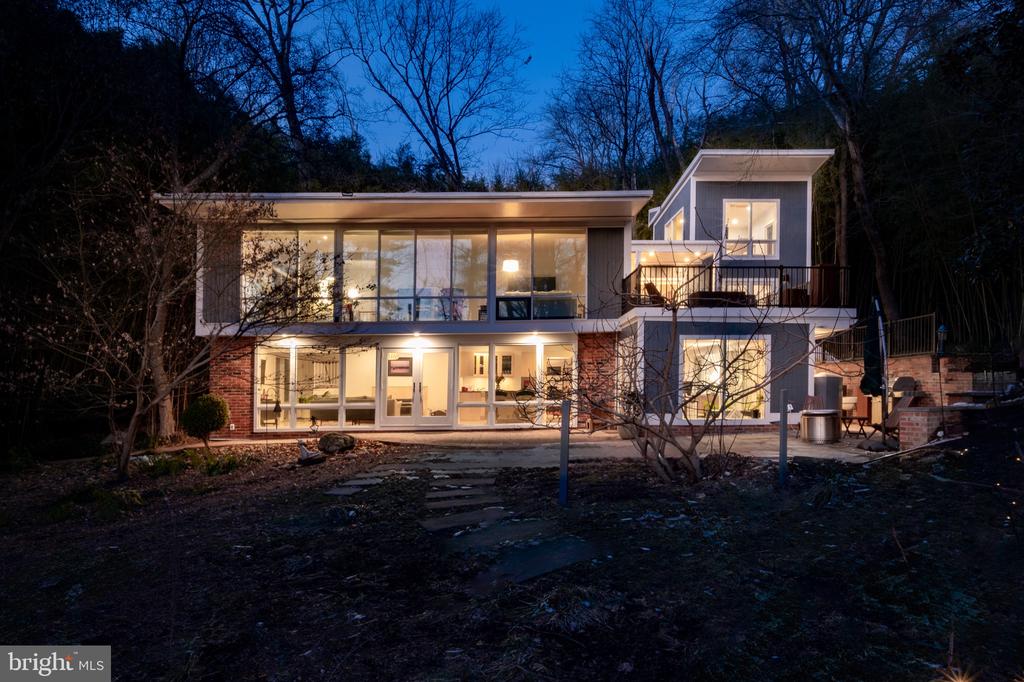 2114 WHITEOAKS DRIVE