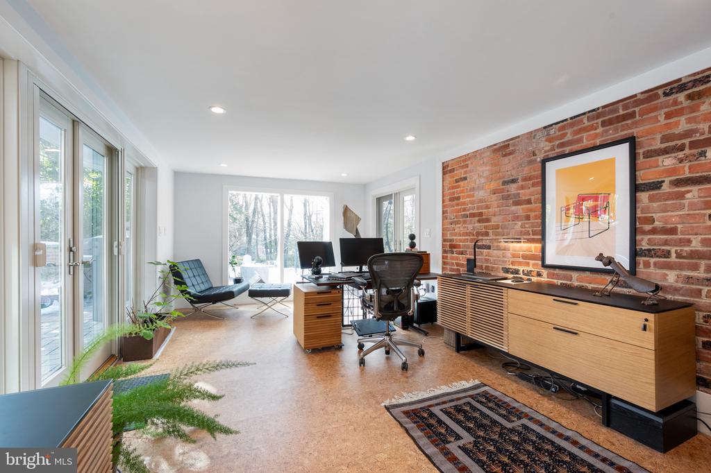 2114 WHITEOAKS DRIVE