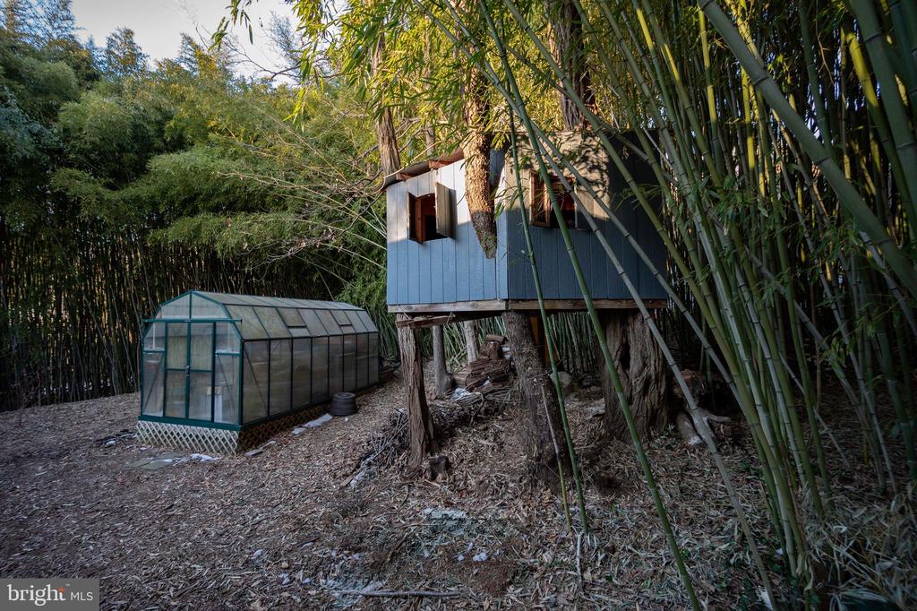 2114 WHITEOAKS DRIVE