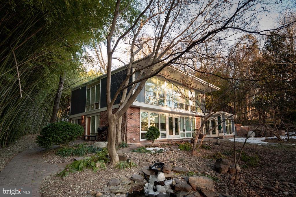 2114 WHITEOAKS DRIVE